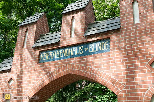 Portal am Haupteingang an der Luckenwalder Straße